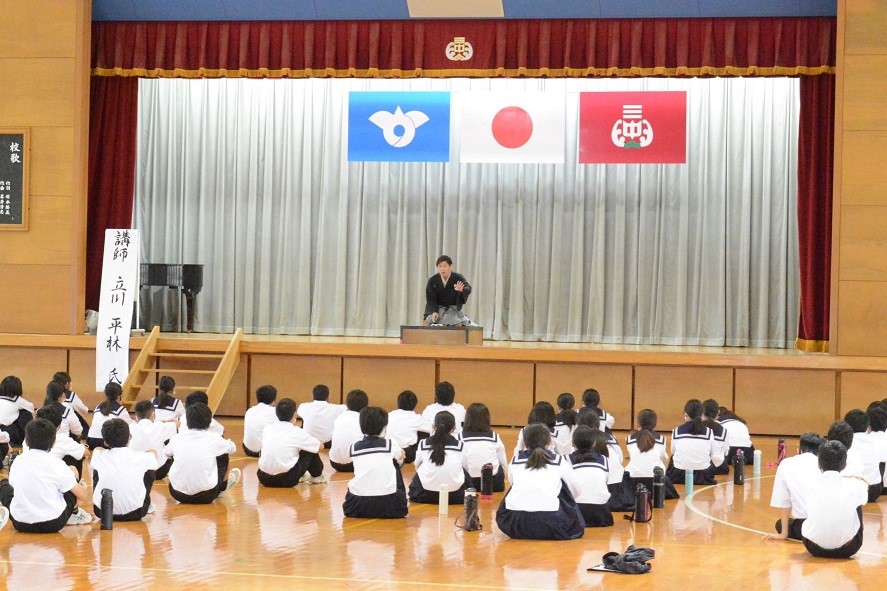 （神栖市・波崎第三中）交通安全落語